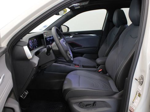 Used 2026 Volkswagen Tiguan SE R-Line FWD image 10