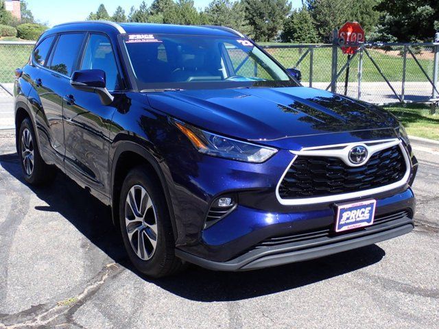 Used 2023 Toyota Highlander XLE AWD/4WD image 6