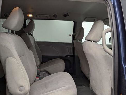 Used 2019 Toyota Sienna L image 18