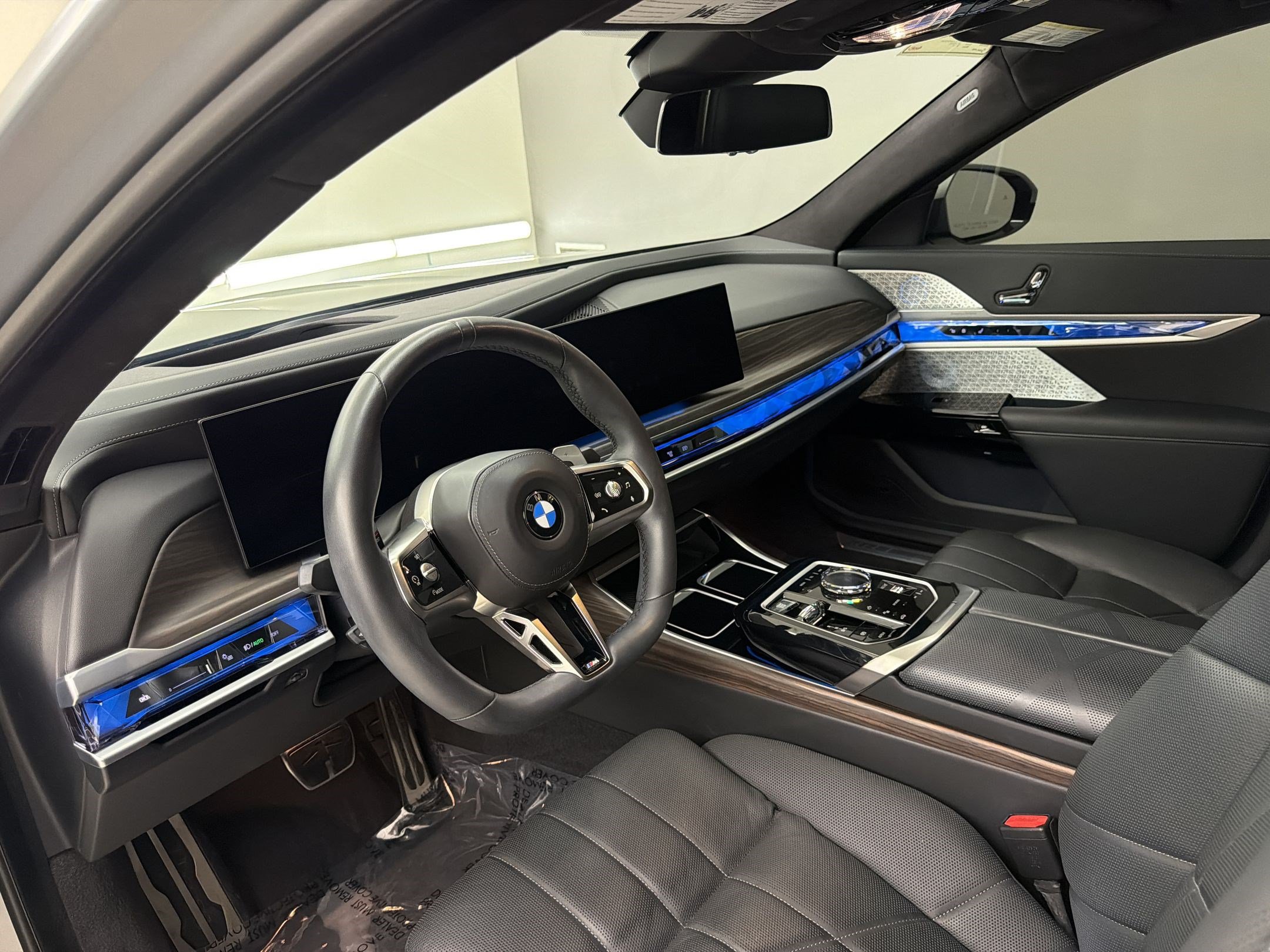 Certified 2024 BMW 760i xDrive w/ Executive Package AWD/4WD image 4