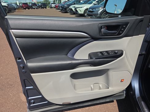 Certified 2019 Toyota Highlander Limited AWD/4WD image 14