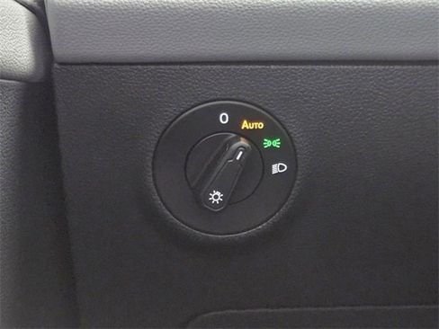 Used 2024 Volkswagen Taos SE image 21