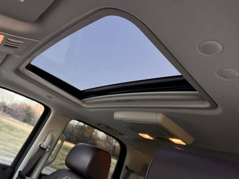 Used 2011 Cadillac Escalade Platinum image 18