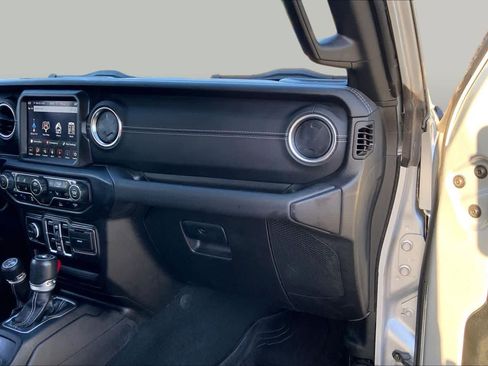 Used 2022 Jeep Wrangler Unlimited Sahara w/ Cold Weather Group AWD/4WD image 18
