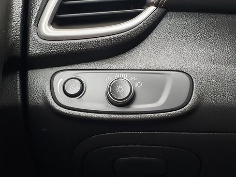 Used 2020 Chevrolet Trax LT w/ LT Convenience Package image 28