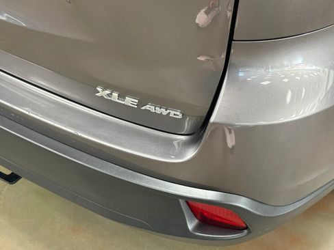 Used 2019 Toyota Highlander XLE AWD/4WD image 8