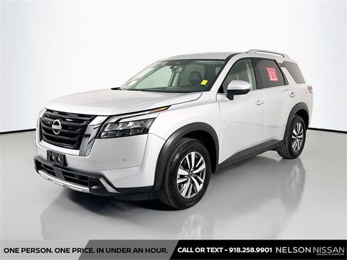 Certified 2025 Nissan Pathfinder SL image 1