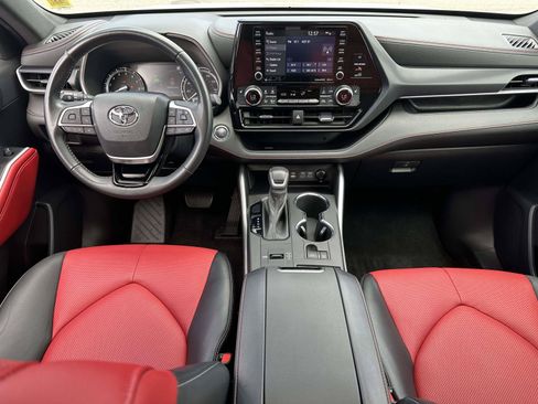 Used 2022 Toyota Highlander XSE FWD image 16