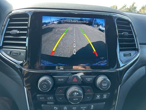 Used 2022 Jeep Grand Cherokee Laredo E image 15