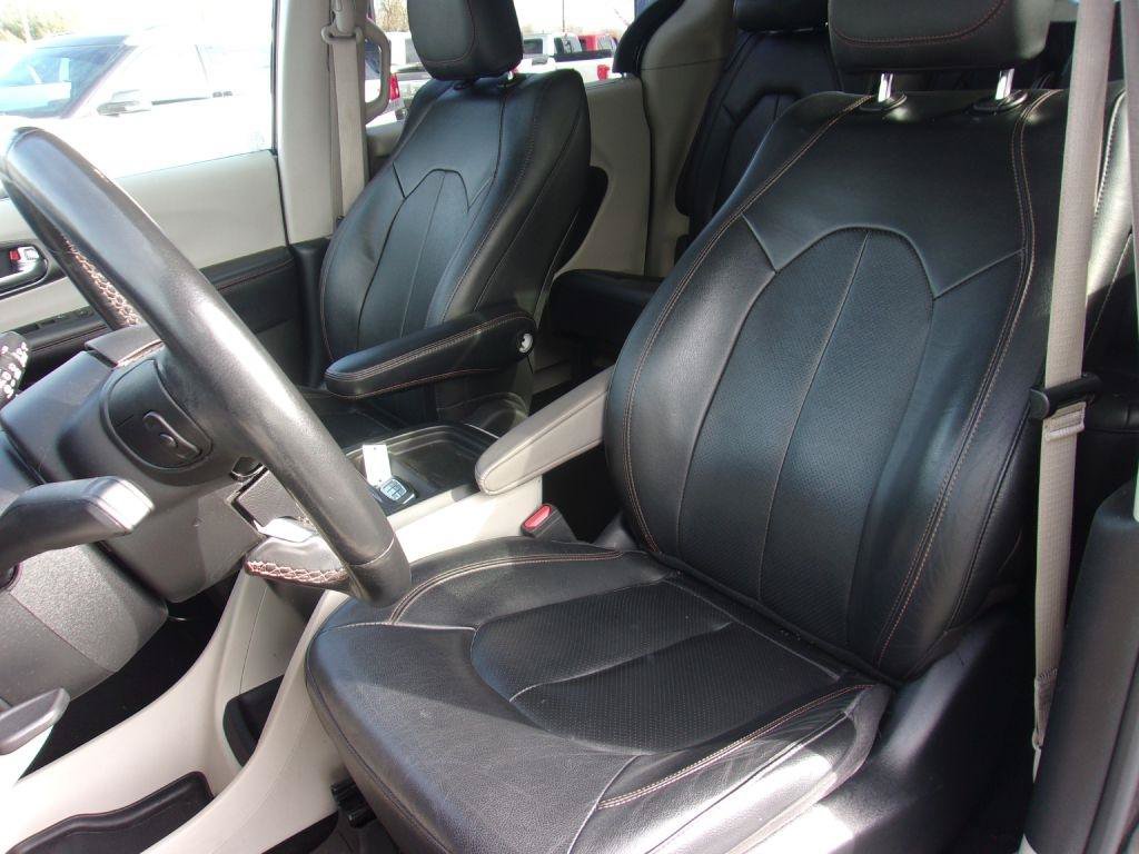 Used 2020 Chrysler Pacifica Touring-L FWD image 9