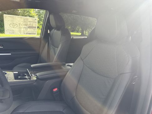 New 2025 Toyota Sienna Platinum image 16