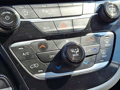 Used 2023 Chrysler Pacifica Touring-L FWD image 15