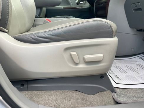 Used 2013 Toyota Sienna Limited image 19