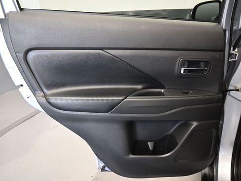 Used 2015 Mitsubishi Outlander SE image 31