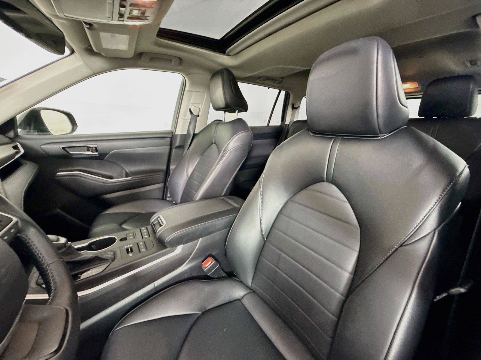 Used 2022 Toyota Highlander XLE AWD/4WD image 3