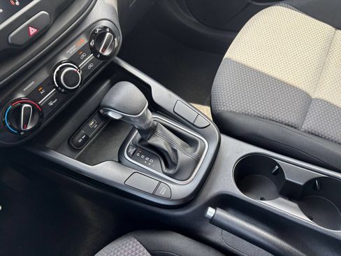 Used 2025 Kia Soul LX w/ LX Technology Package FWD image 39