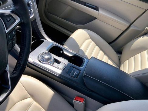 Used 2020 Ford Fusion SEL FWD image 16