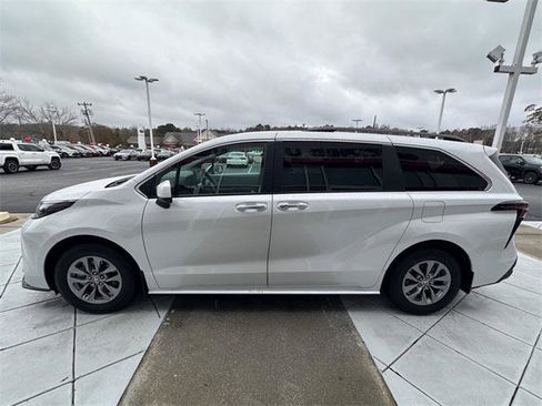 Certified 2025 Toyota Sienna XLE image 6