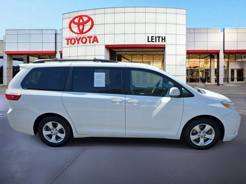 Used 2017 Toyota Sienna LE image 4