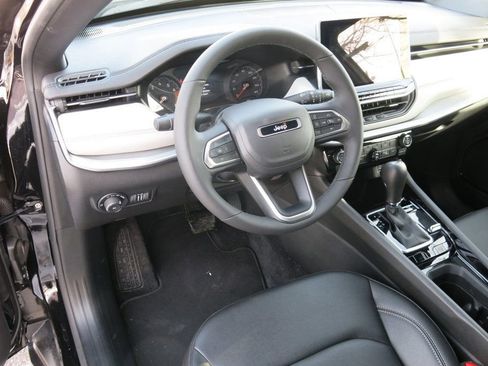 Used 2025 Jeep Compass Limited image 13