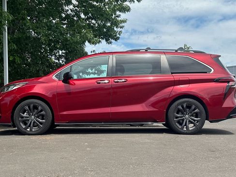 Used 2022 Toyota Sienna XSE w/ XSE Plus Package FWD image 5