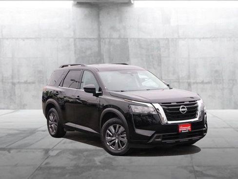 Used 2025 Nissan Pathfinder SV FWD image 2