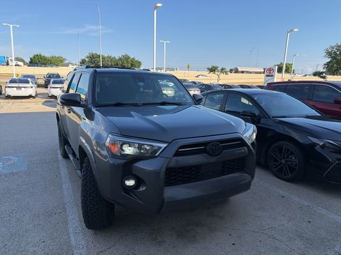 Used 2021 Toyota 4Runner SR5 Premium w/ Moonroof Package RWD image 2