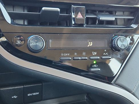 Used 2024 Toyota Camry SE image 19