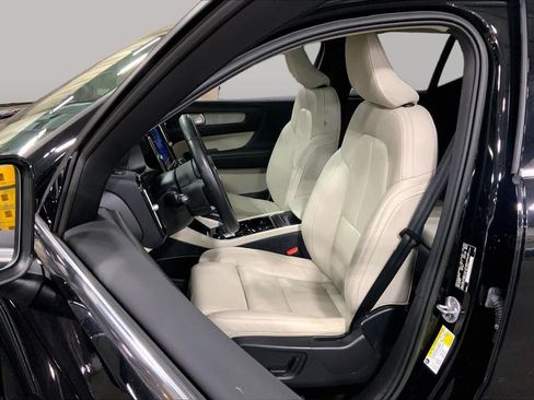 Used 2023 Volvo XC40 B5 Plus w/ Climate Package AWD/4WD image 8