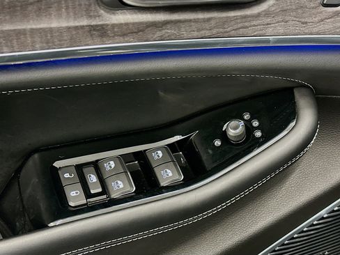 Used 2023 Jeep Grand Cherokee Overland w/ Luxury Tech Group IV image 15