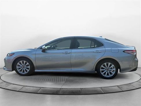 Used 2019 Toyota Camry LE image 2