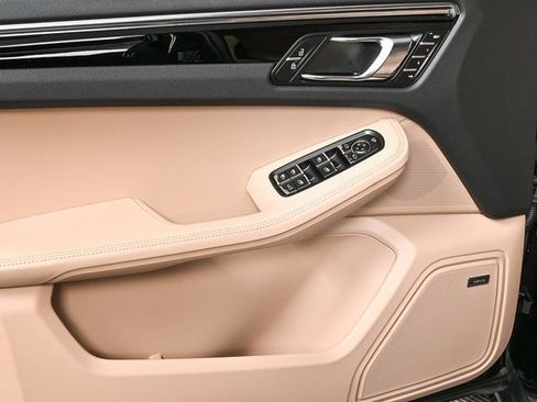 Certified 2025 Porsche Macan image 6