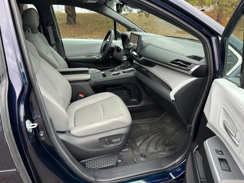 Used 2025 Toyota Sienna XLE image 12