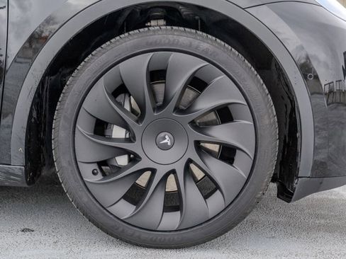 Used 2021 Tesla Model Y Long Range image 16