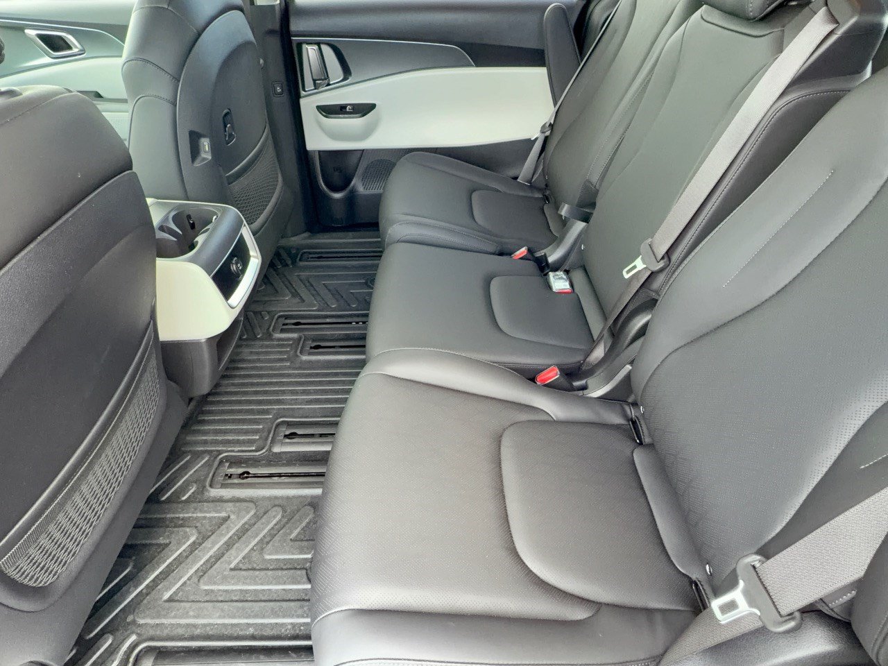 Used 2024 Kia Carnival LX FWD image 25