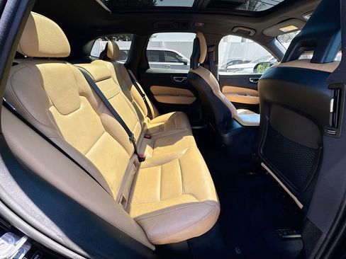 Used 2018 Volvo XC60 T6 Momentum w/ Vision Package image 28