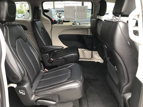 Used 2024 Chrysler Pacifica Touring-L FWD image 14
