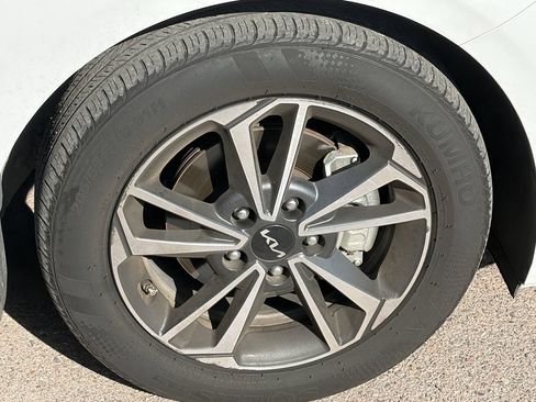 Used 2024 Kia Forte LXS FWD image 9