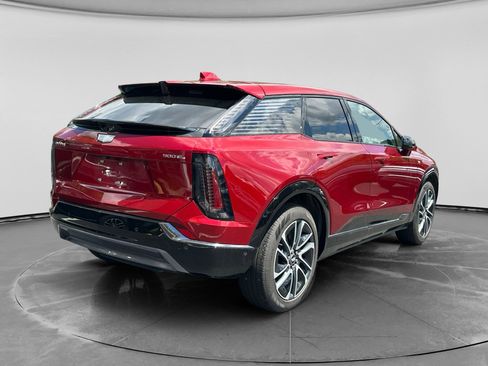 Used 2025 Cadillac Optiq Sport 2 w/ LPO, Floor Liner Package AWD/4WD image 4