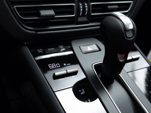 Certified 2025 Porsche Macan image 24