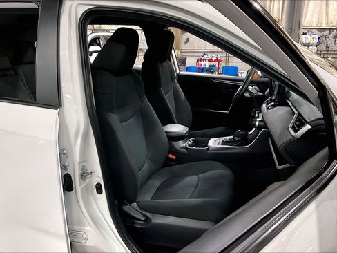 Used 2021 Toyota RAV4 LE image 9