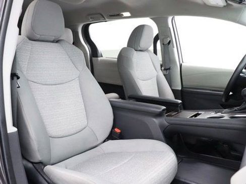 Used 2024 Toyota Sienna LE image 29