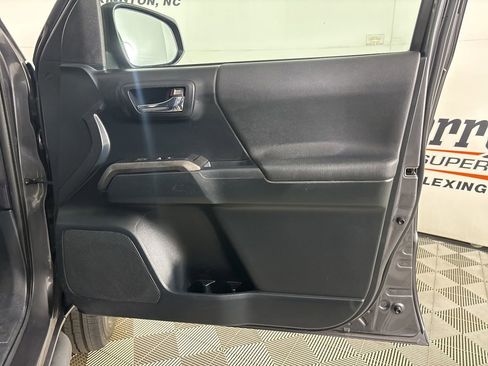 Used 2016 Toyota Tacoma TRD Sport image 27