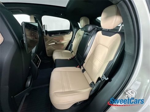 Used 2025 Porsche Cayenne Turbo image 13