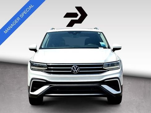 Used 2022 Volkswagen Tiguan SE w/ Panoramic Sunroof Package FWD image 3
