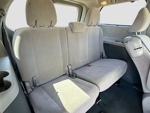Used 2019 Toyota Sienna LE FWD image 31