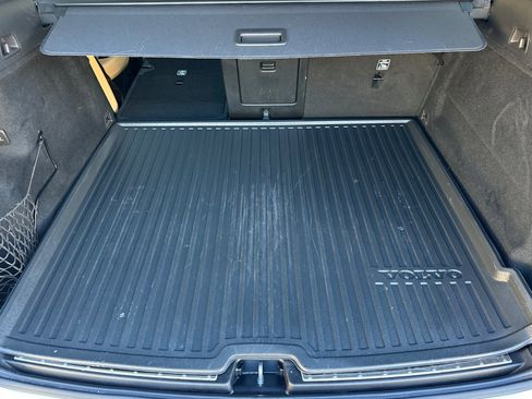 Certified 2023 Volvo XC60 B5 Ultimate w/ Climate Package image 18