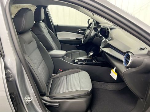 Certified 2025 Chevrolet Trax LT image 21