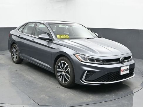 Used 2025 Volkswagen Jetta SE image 2