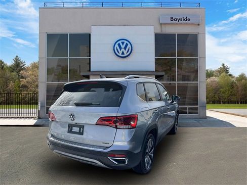 Certified 2022 Volkswagen Taos SE w/ IQ.Drive SE Package image 5